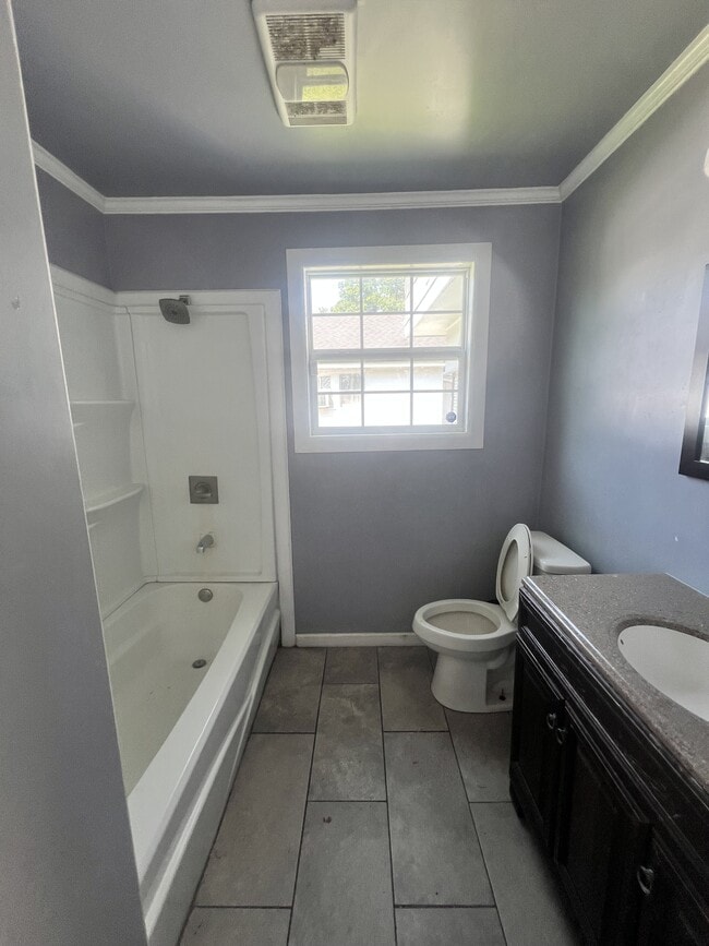 Building Photo - 304 W Tennis St