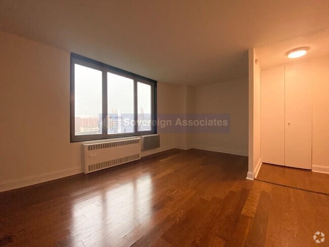 Building Photo - 3333 Broadway