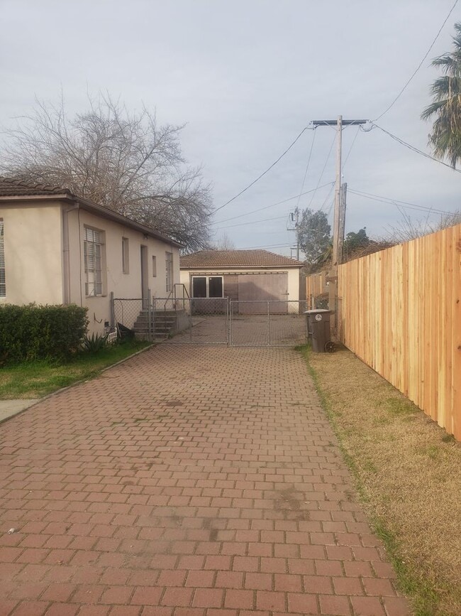 Building Photo - Charming Single Family Home