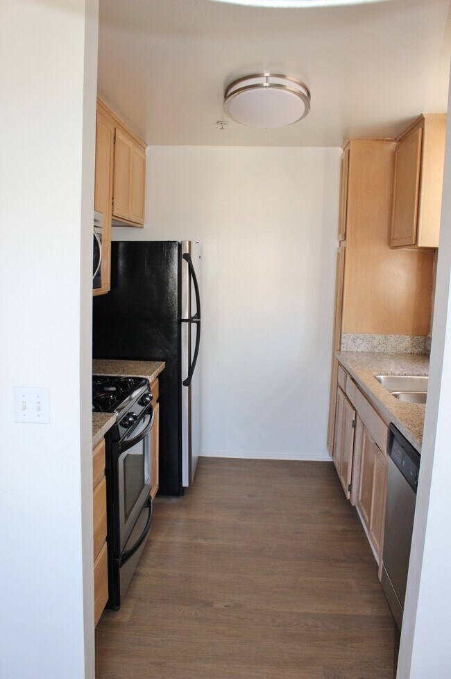 Building Photo - 328 S Cloverdale Ave