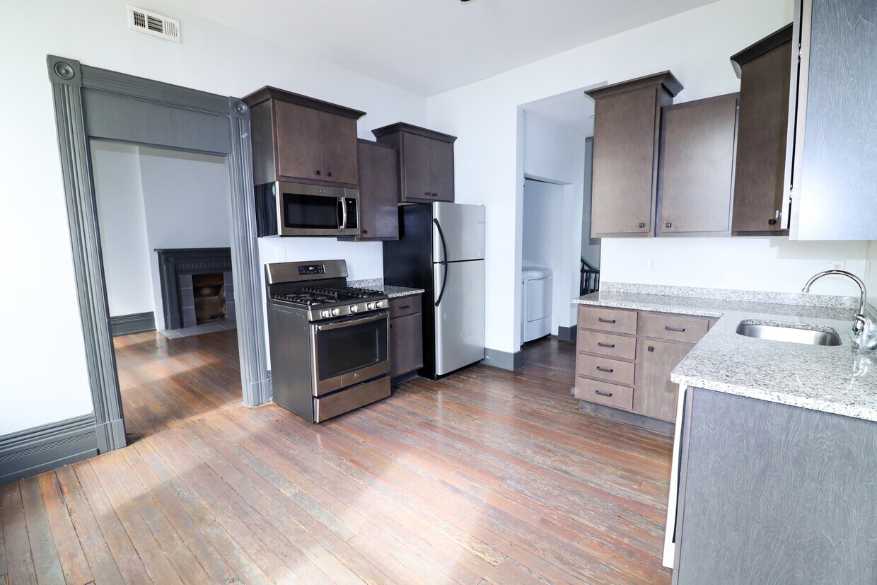 Foto principal - 1 W McMillan St