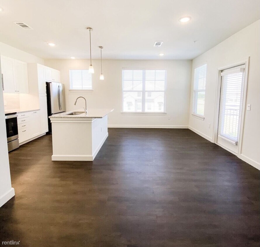 Foto principal - 2 br, 2 bath Condo - 651 US-183 Townhome S...