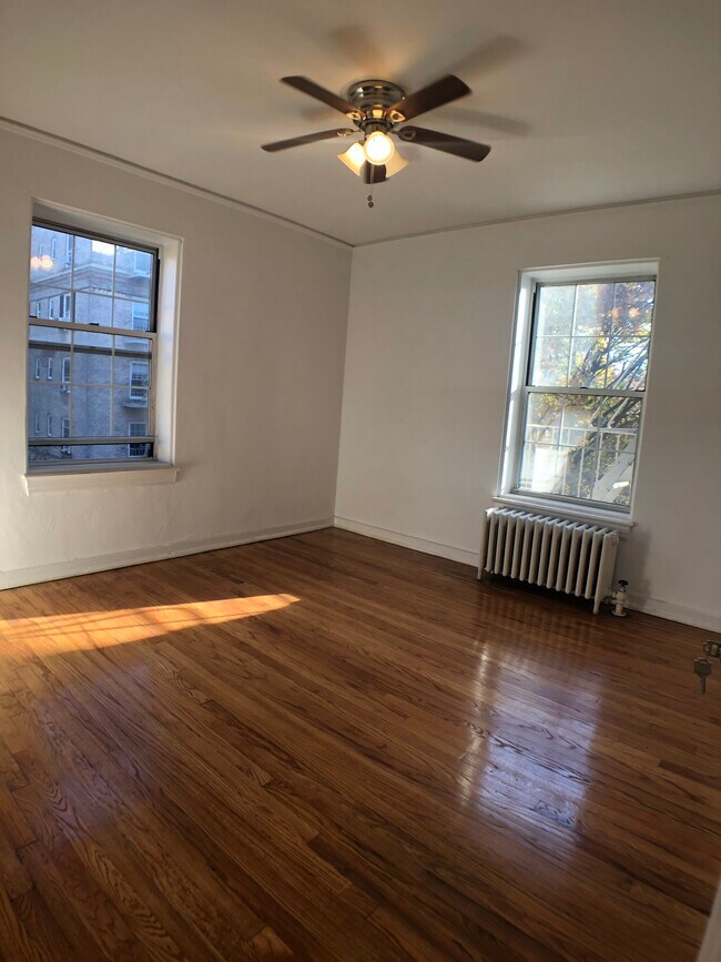 Bedroom - 3047 Hobart St