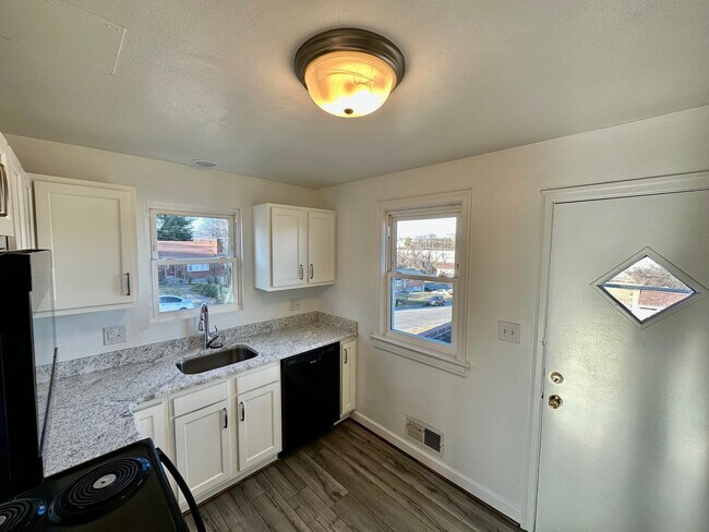 Building Photo - 2757 Meadowview Dr NW