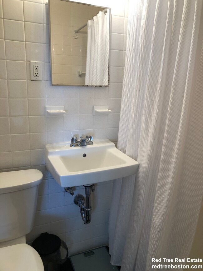 Foto del edificio - 176 N Beacon St