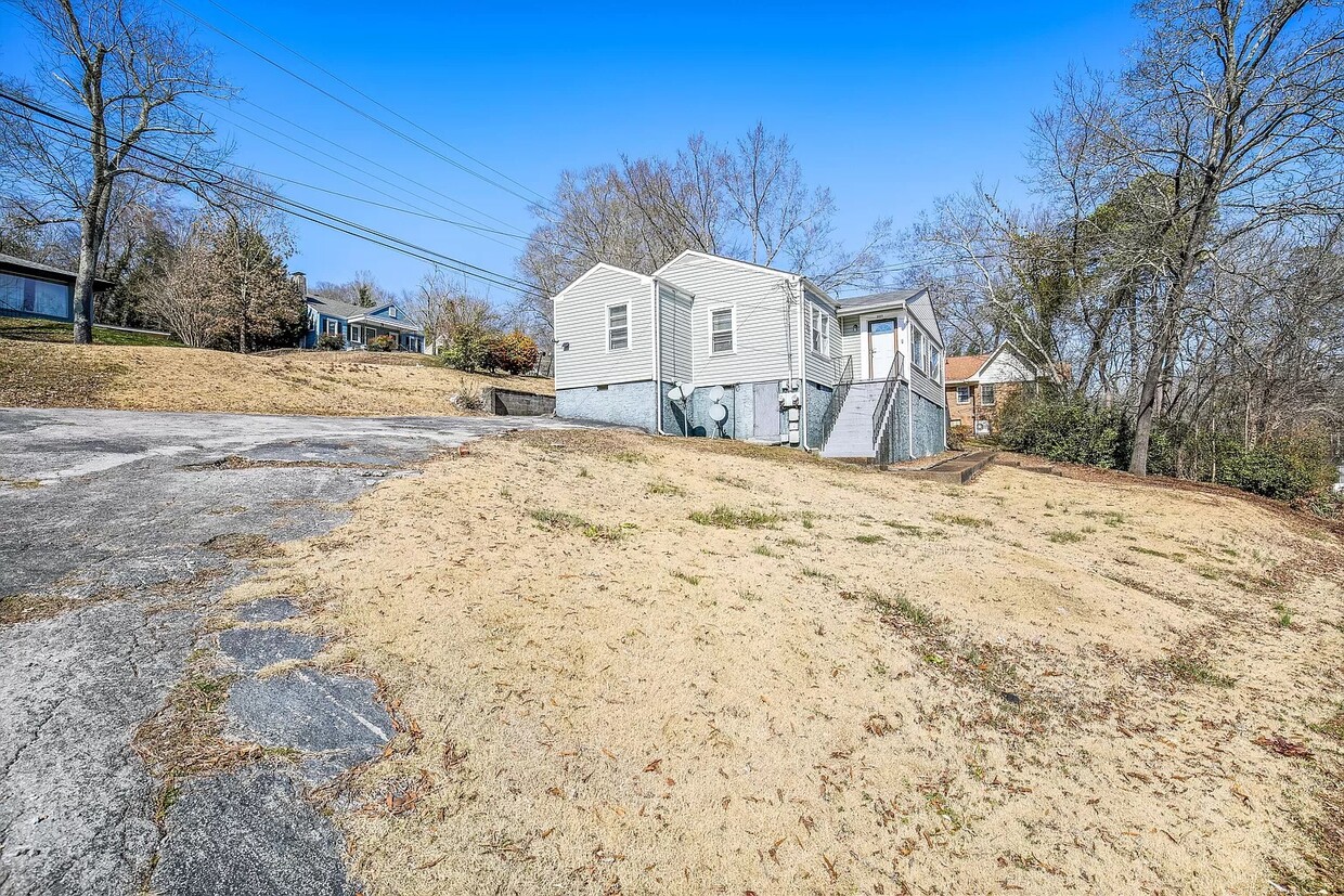 Primary Photo - 3211 Pinewood Ave