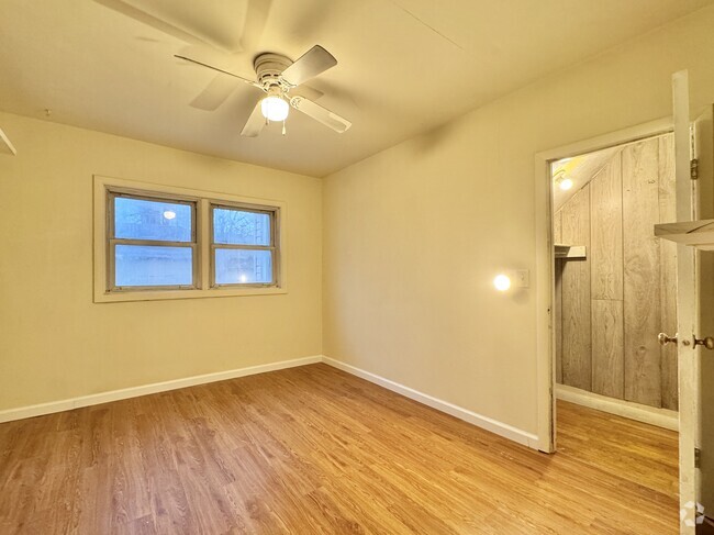 Building Photo - 1027 Saint Clair Ave
