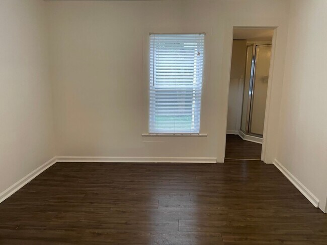 Foto del edificio - Adorable 2BR Home with Rocking Chair Front...