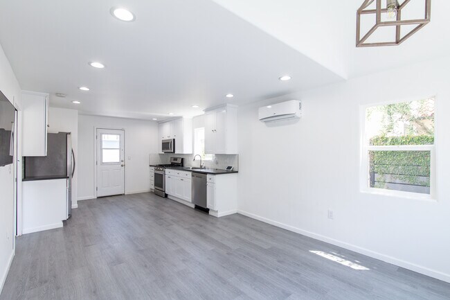 Kitchen - 1238 N Cahuenga Blvd