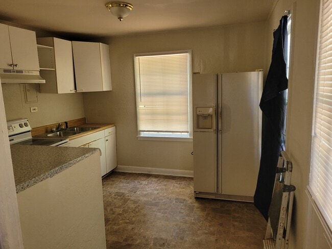 Kitchen - 114 Thomas Blvd