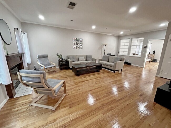 Building Photo - Quiet remodeled townhouse near Sunnyvale a...