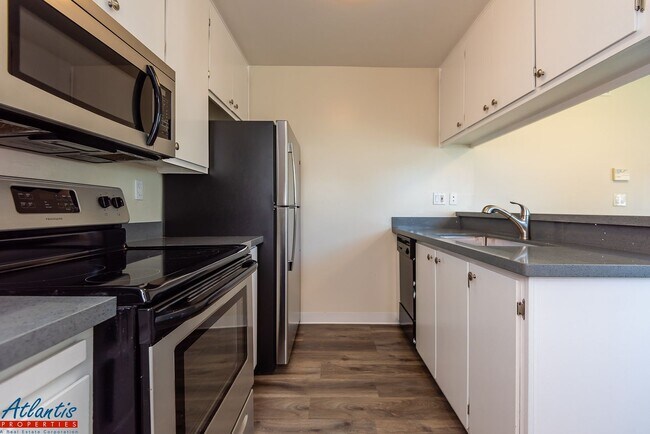 Foto del edificio - Remodeled Condo | LVP Flooring | Central A/C