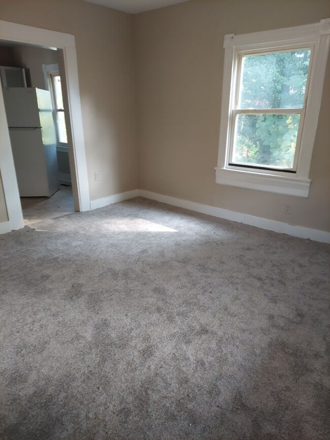 Building Photo - Two Bedroom, One Bath Bungalow