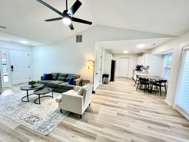 Building Photo - 3210 Oak Lawn Dr