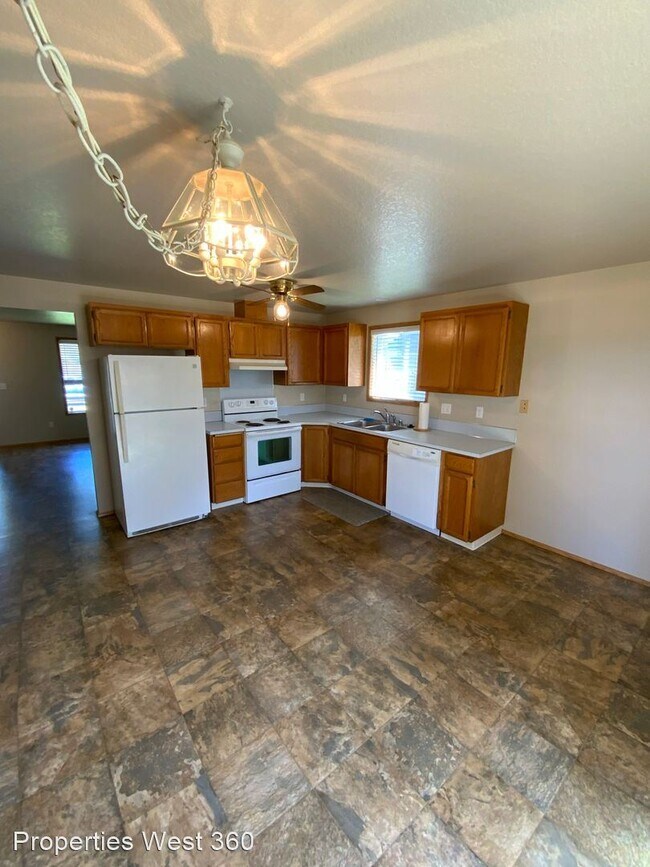 Foto del edificio - 3 br, 2 bath House - 2179 Dahlia St.