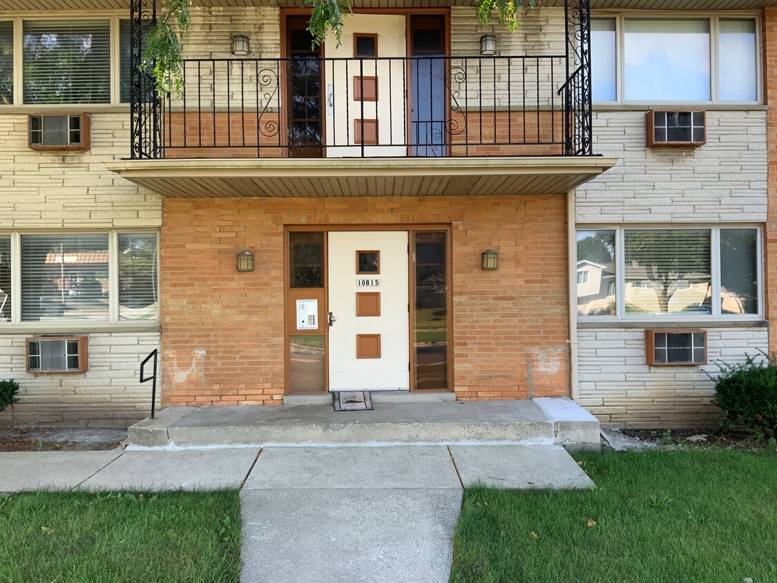 Vista del frente del edificio de apartamentos - 10815 W Hampton Ave