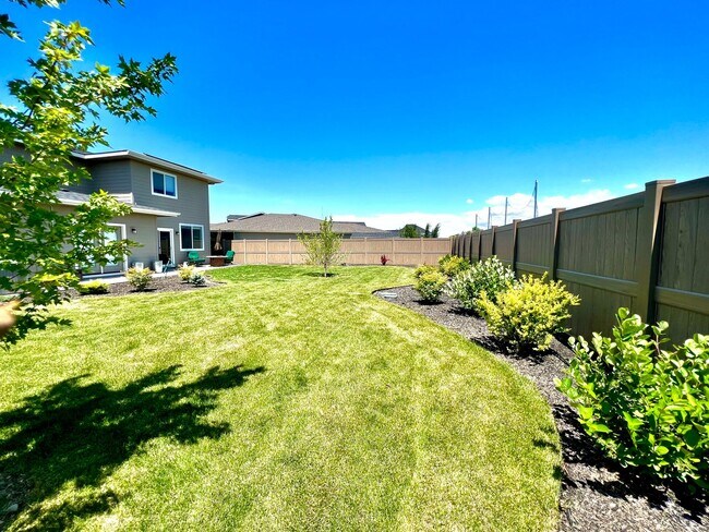 Building Photo - Beautiful 3 year old Custom Home with 2722...