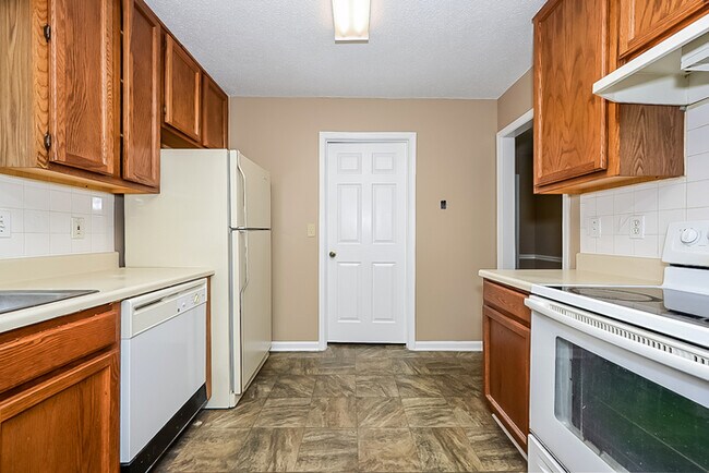 Building Photo - Newly renovated, large yard, a must see