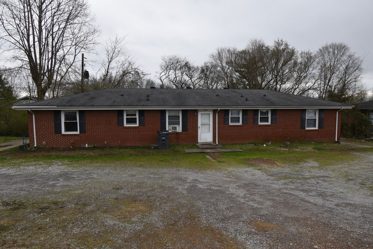 Primary Photo - 470 Circle Dr