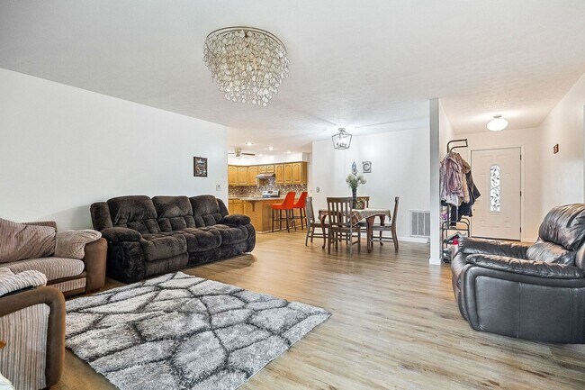 Foto del edificio - Spacious rental in desirable neighborhood ...