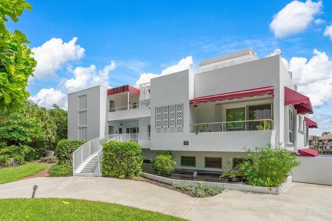 Building Photo - 815 Palm Trail