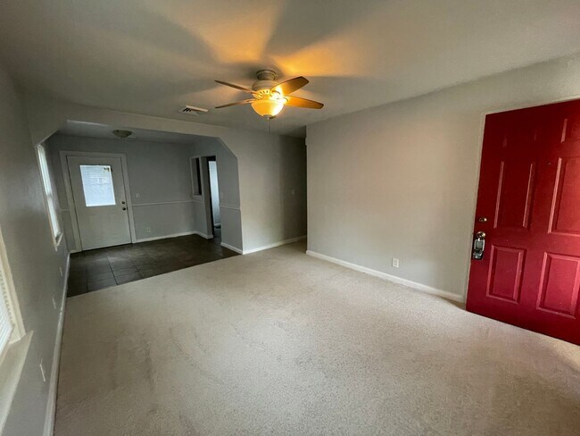 Building Photo - Ranch home available in Hollywood Section ...