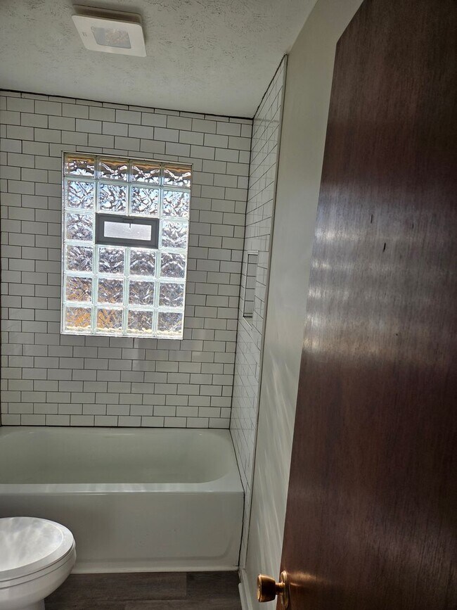 Foto del edificio - 4/2/1 Newly remodeled with fenced in backyard!!!