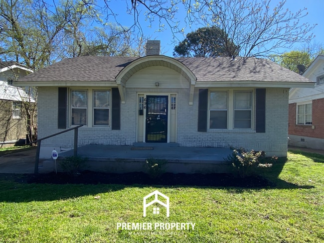 Vibrant 3BR Home near Midtown Memphis | Fireplace, Hardwood Floors & Fenced Yard - Vibrant 3BR Home near Midtown Memphis | Fireplace, Hardwood Floors & Fenced Yard