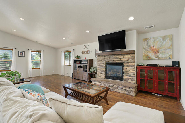 Building Photo - 7268 N Fairborne Ln