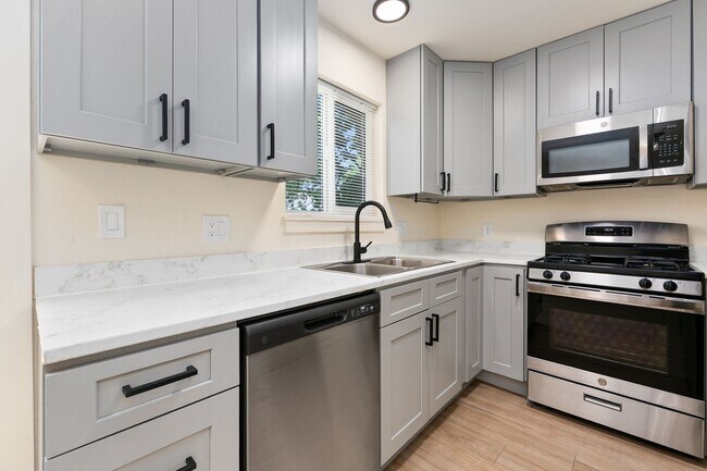 Building Photo - 1624 Banyan Dr
