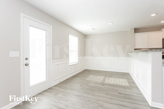 Building Photo - 2230 Oak Dr