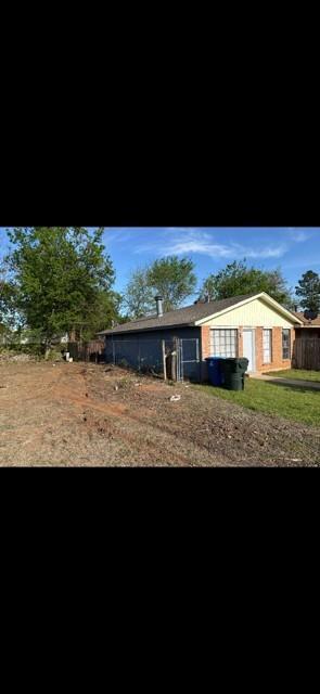 Primary Photo - 218 N Oaks Ave