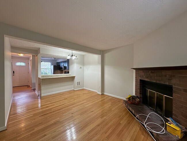 Building Photo - Charming 2 Bed 2 Bath Home Within Convenie...