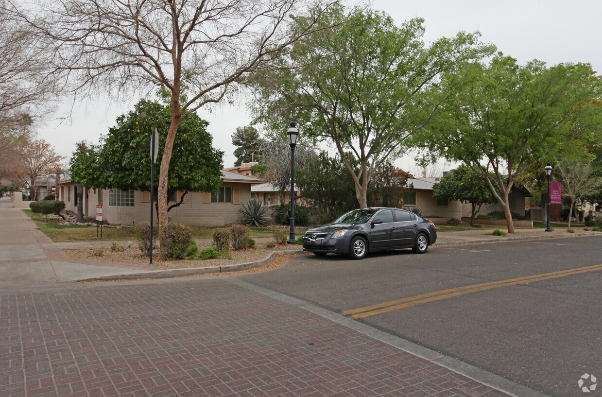Primary Photo - 5723 W Myrtle Ave