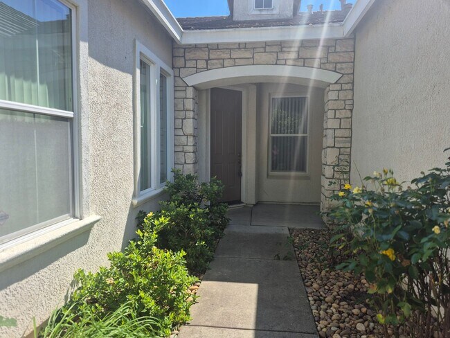 Foto del edificio - Coming Soon Beautiful 4 bedroom plus office with 3 Full bathrooms