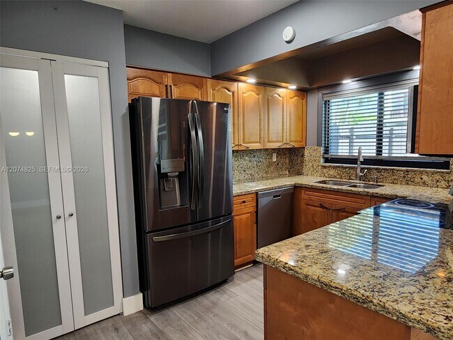 Foto del edificio - 6518 Kendale Lakes Dr