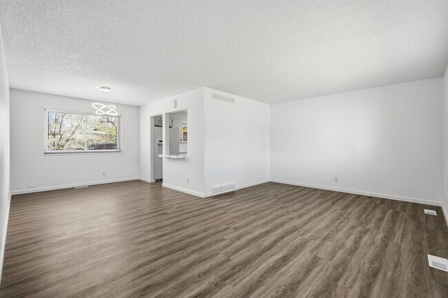Building Photo - 5 bedroom / 2 bath / Beautifully Updated