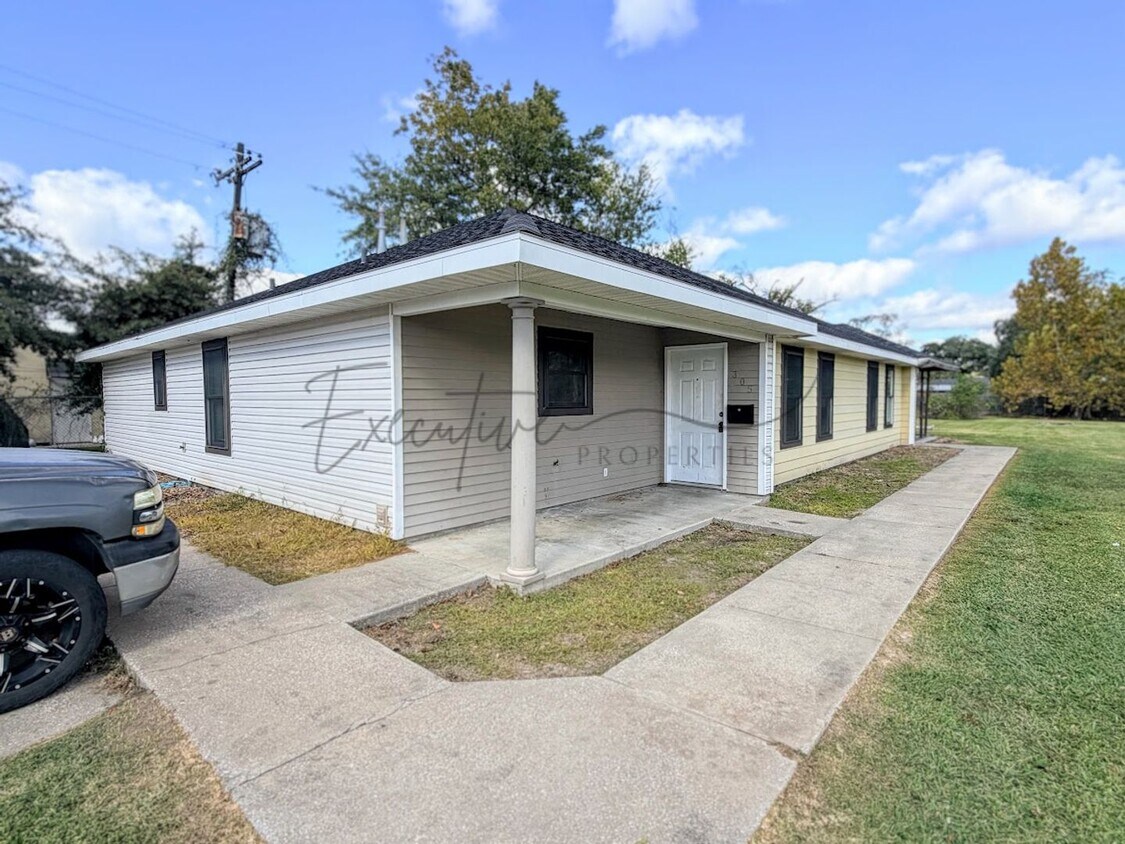 Foto principal - Spacious 3BR/2BA Duplex Near McNeese