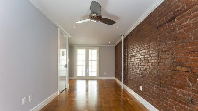 Building Photo - 118 E 7th St