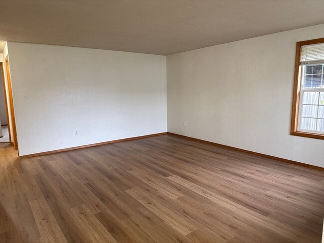 Building Photo - 3 Bedroom Single Story Home on Dead End St...
