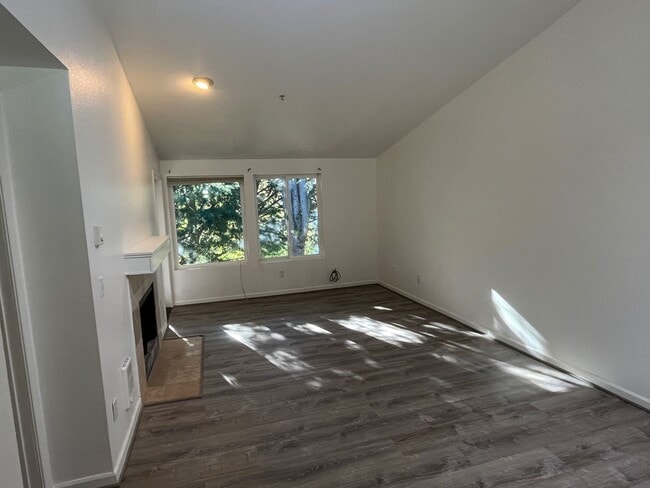 Foto del edificio - East Hill 2-bedroom top-floor unit w/s/g i...