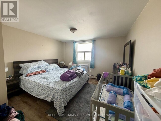 Photo du bâtiment - 931 Wonderland Rd S