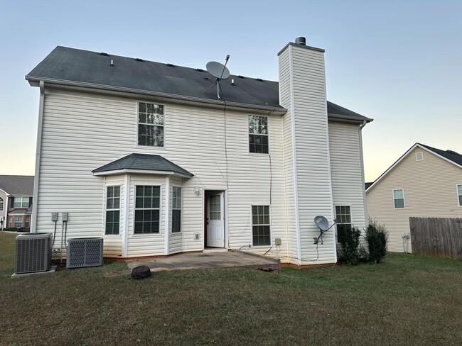 Building Photo - 5 bed/2.5 Bath Close to Fayette County Ope...