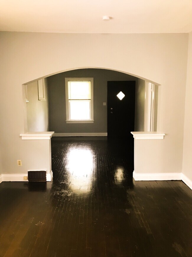 Building Photo - Beautiful 1+ bed S City Bungalow Central A/C Quiet Street