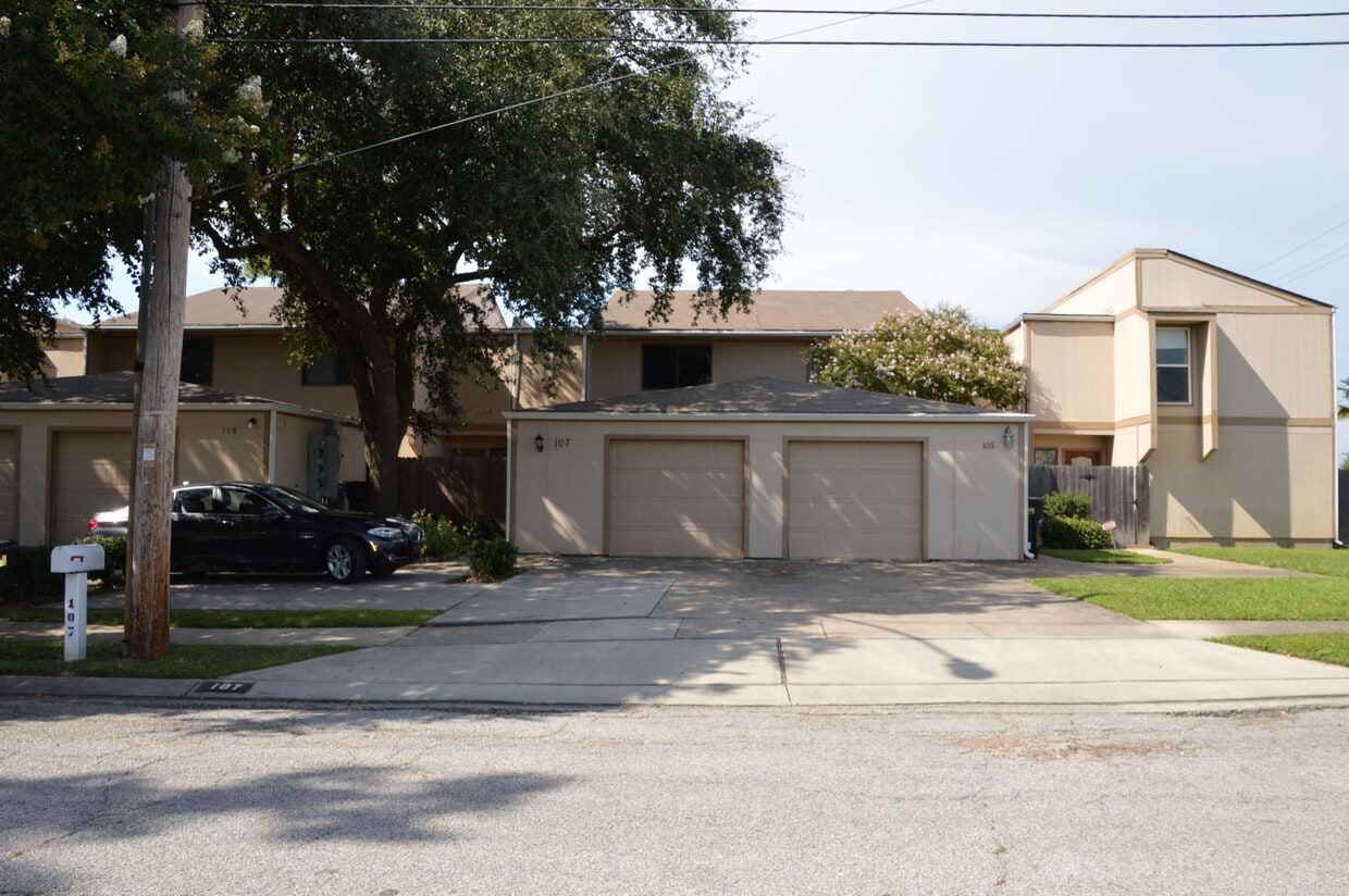Primary Photo - beautiful 3-bedroom, 2.5-bathroom house lo...
