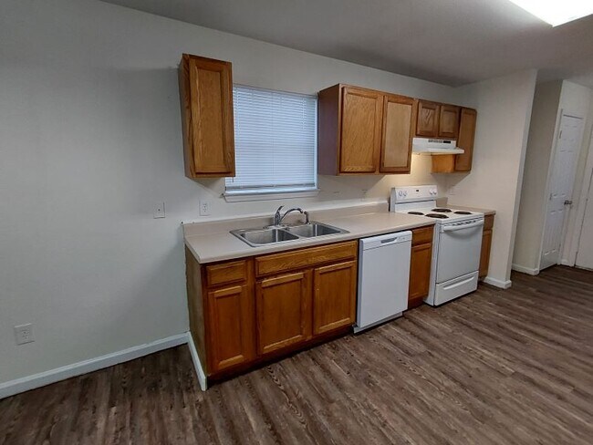 Building Photo - 15143 Deer Creek Dr