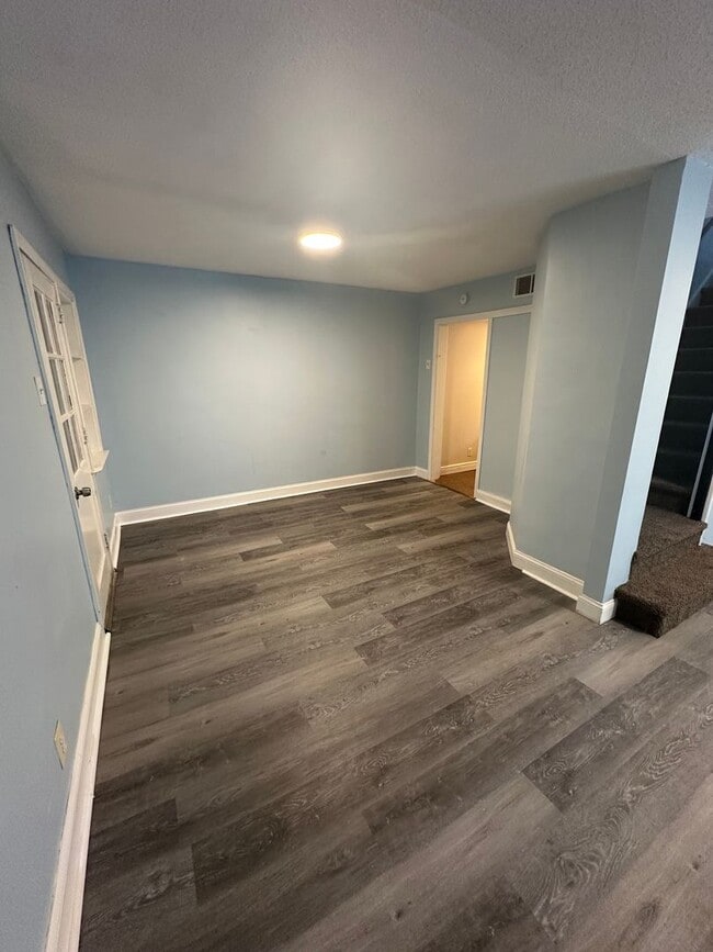 Foto del edificio - 4 Bed, 1 Bath Row home