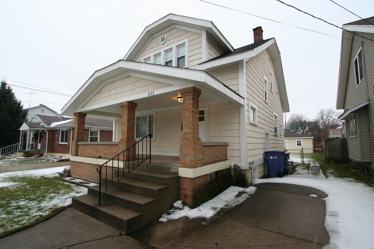 Primary Photo - 233 Garfield Ave SW