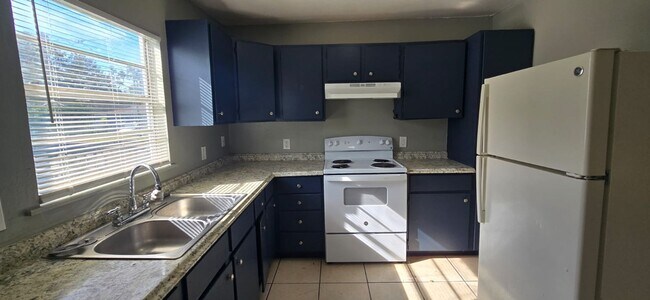 Foto del edificio - 3/1 Tampa Home ! Apply for FREE This Holiday Season!