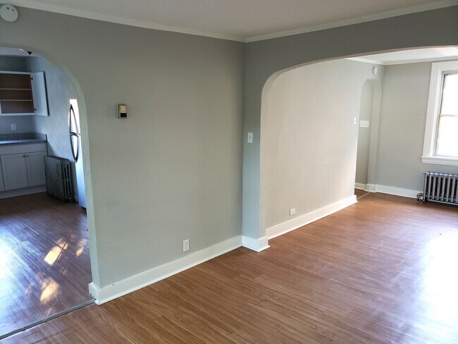 Foto del edificio - Welcome Home to 1336 Fallowfield Ave: A Ch...